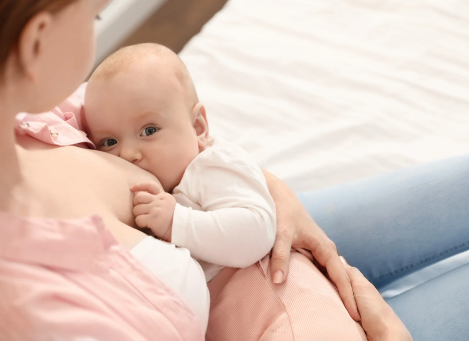 Mon bébé tète-t-il assez ? Les signes qui rassurent