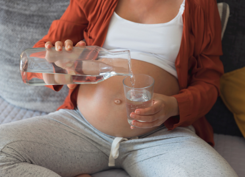 Les bons réflexes pour bien s’hydrater pendant la grossesse