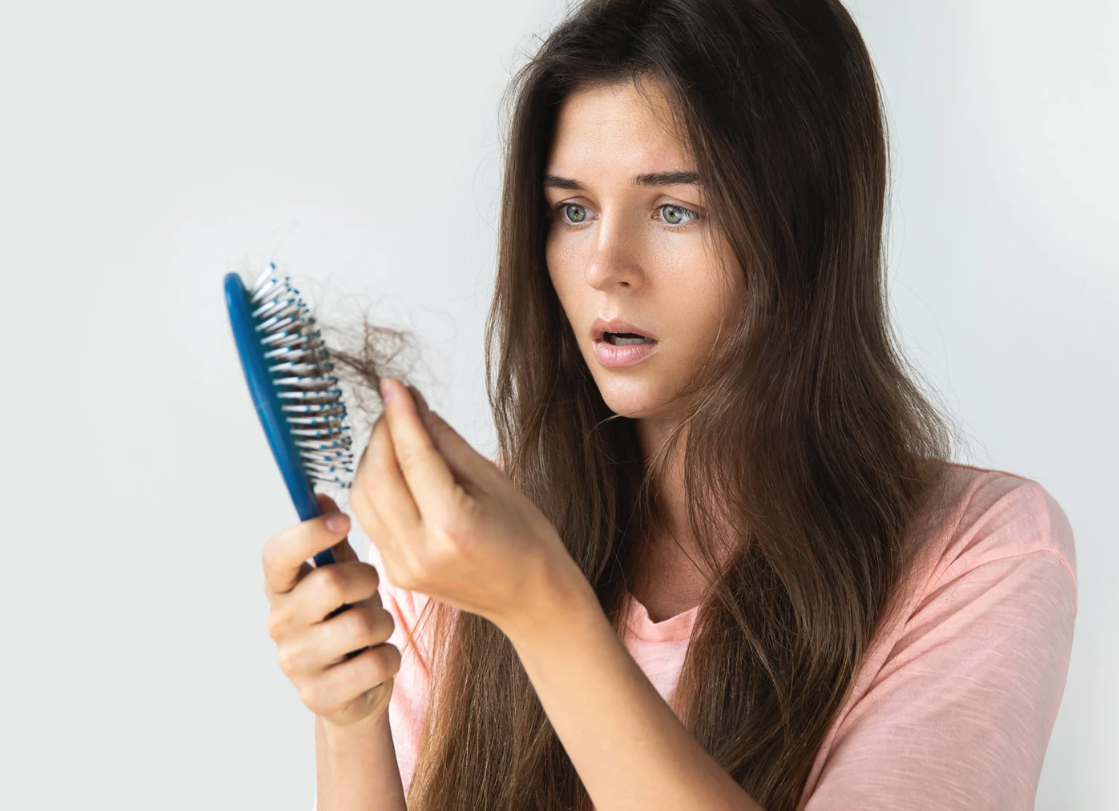 Chute de cheveux Post-Grossesse : Pourquoi la Biotine est votre meilleure alliée