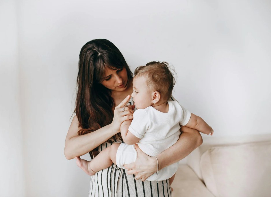 Mon bébé tète moins longtemps mais réclame plus souvent : est-ce que mon lait devient insuffisant ?
