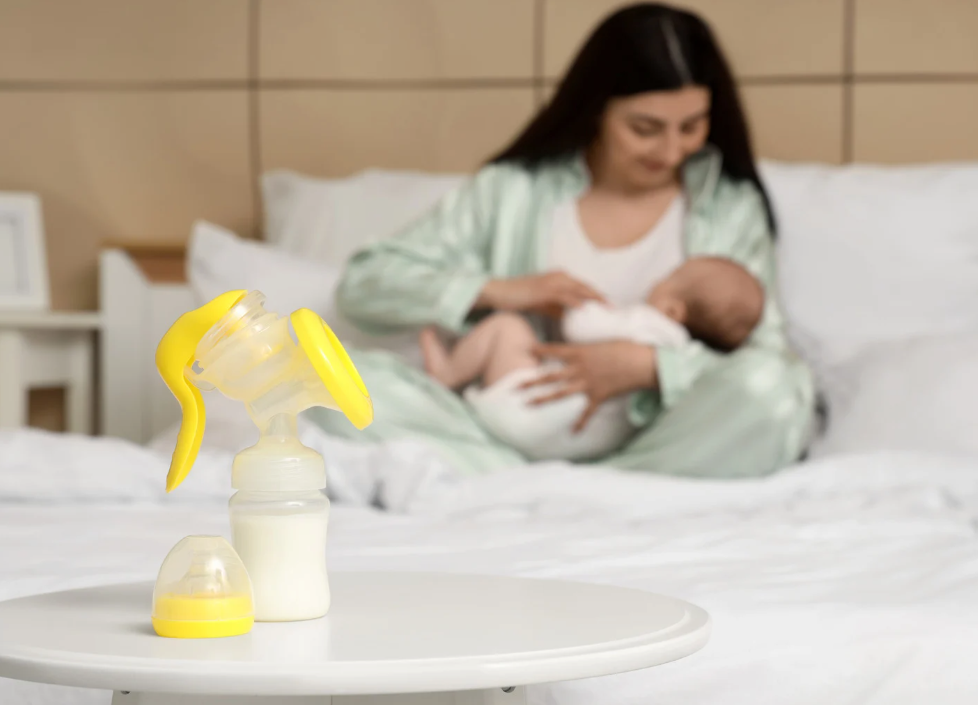 Allaiter au sein ou tirer mon lait ? Comment savoir ce qui convient vraiment à mon bébé et à mon corps