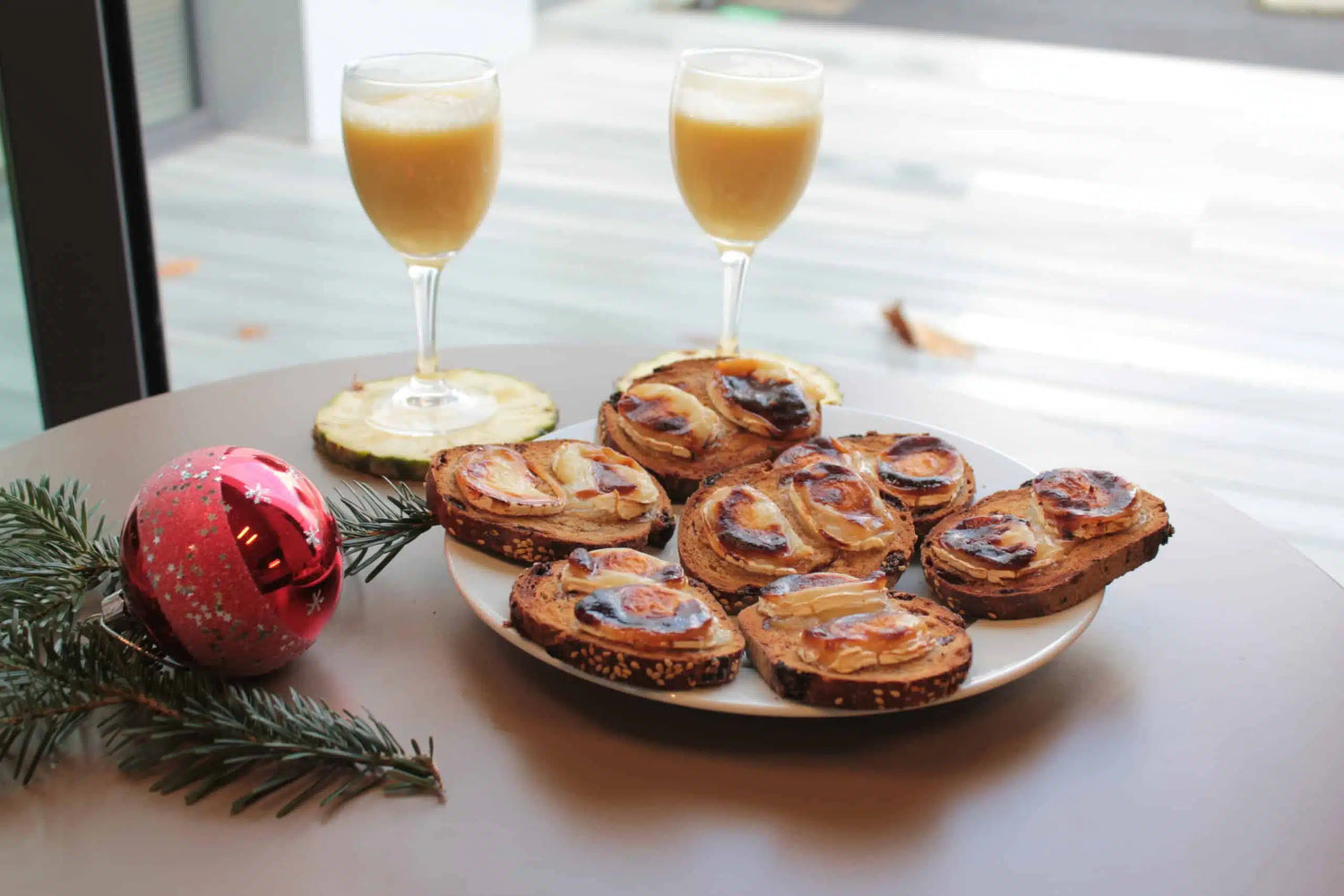 Grossesse : L’apéritif de Noël, Toasts chèvre miel et son Coco Mangue en fête